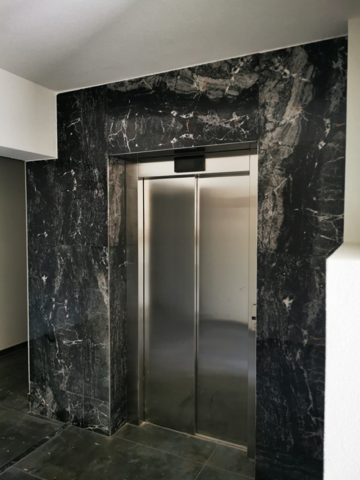 Lift premium marca Kone - Contemporan Homes