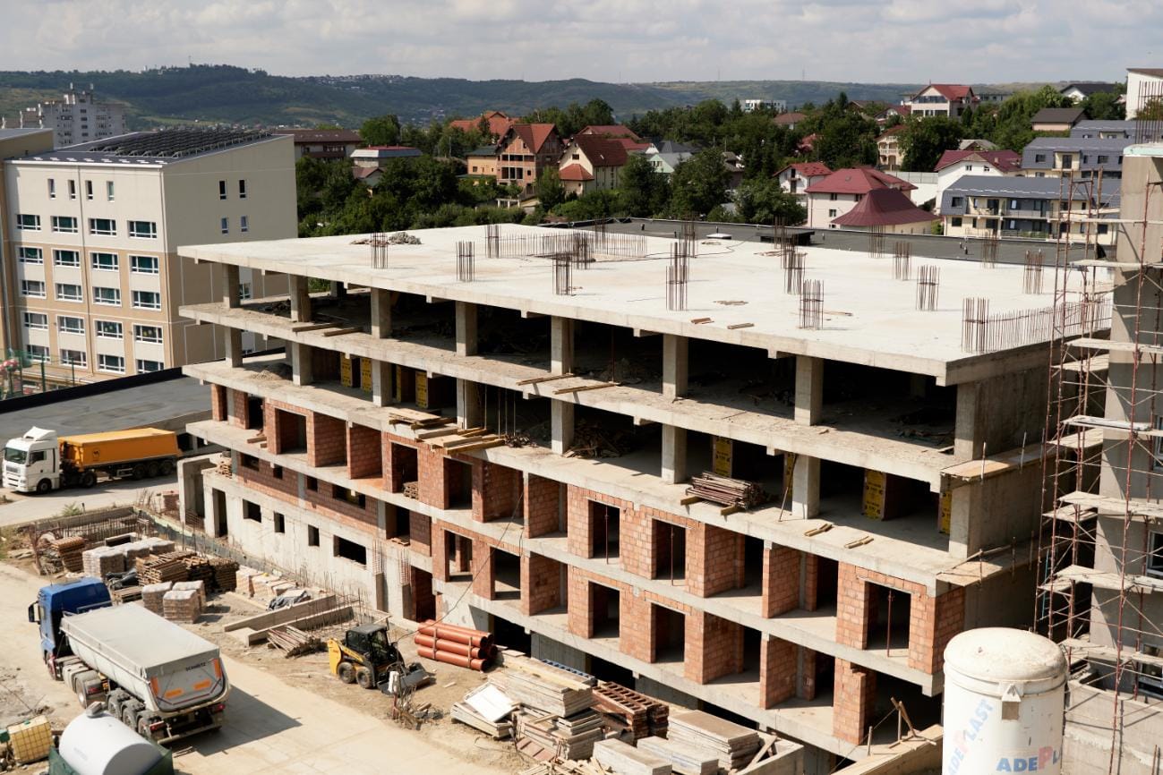 Structura de rezistență pe piloni, în șantier