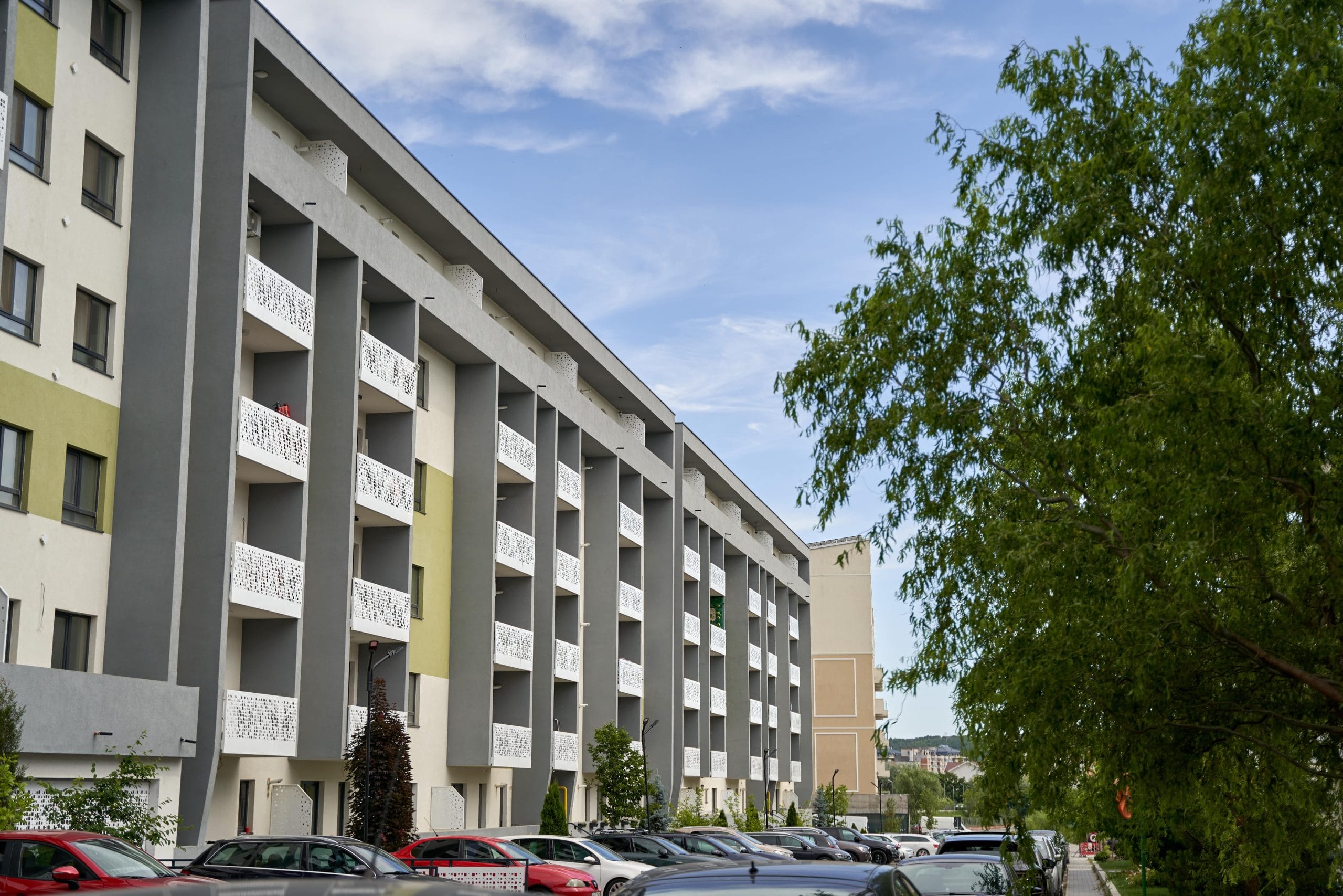 Consultant Contemporan Homes discutând cu un client